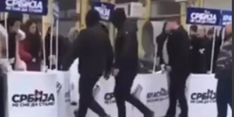 NASILNICI NA GAZDU: Pravo lice „nenasilne opozicije“ – Đilasovi huligani rasturali štandove SNS u Kragujevcu (VIDEO)