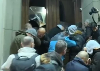 Šok zahtev upućen sa protesta, građanin traži hitnu smenu: Nesposobni su! (VIDEO)