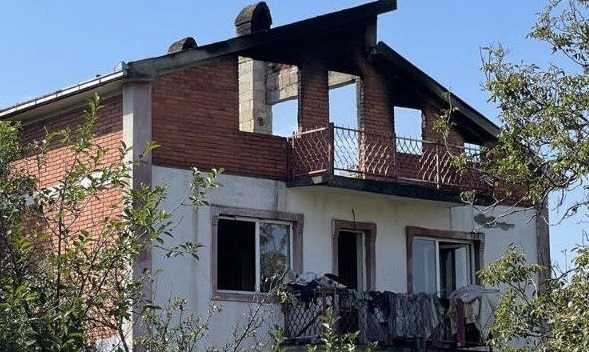 KADA HUMANOST POTKREPE DELA Porodica iz Ledinaca više nije BEZ KROVA NAD GLAVOM – kompanija „Montop Pro“ sanirala celokupnu štetu od požara na stambenom objektu (FOTO)