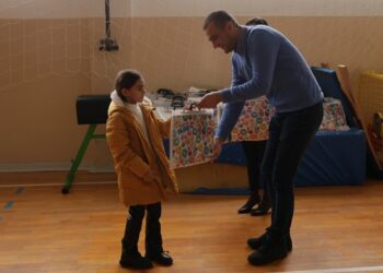 Grad Vršac: Đacima romske nacionalnosti i socijalno ugroženoj deci obezbeđeni kompleti školskog pribora