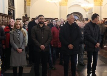 Gradonačelnica i Vladika Nikanor sa stotinama Vrščana paljenjem badnjaka najavili Božić