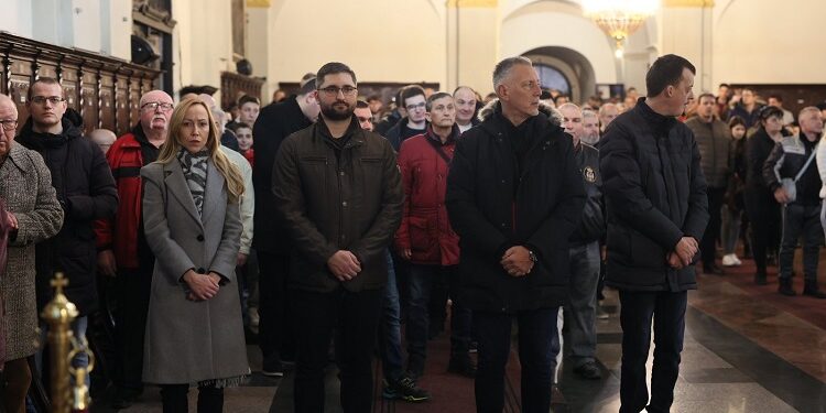 Gradonačelnica i Vladika Nikanor sa stotinama Vrščana paljenjem badnjaka najavili Božić