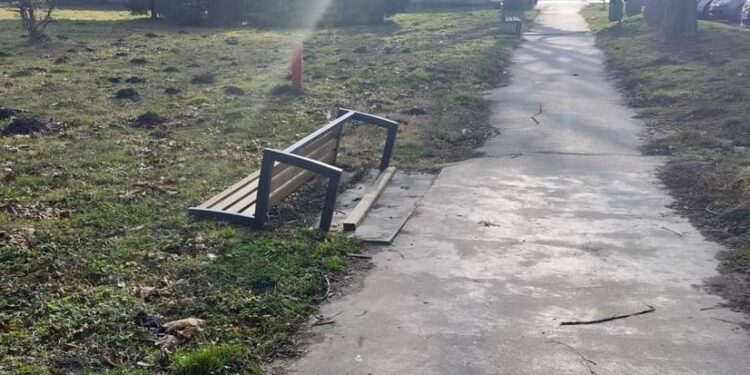 Huligani ponovo uništavali parkovski mobilijar u Alibunaru