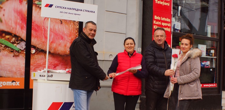 OO SNS Bela Crkva povodom 8. marta organizovao podelu cveća