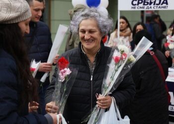 SNS Vršac sugrađankama delio poklone za 8. mart