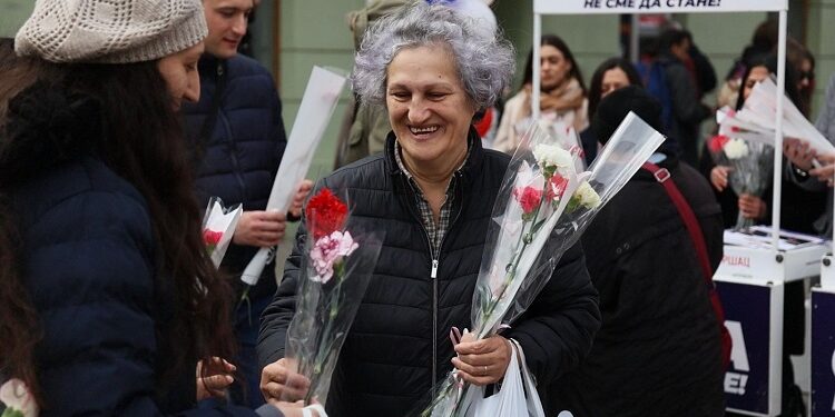 SNS Vršac sugrađankama delio poklone za 8. mart