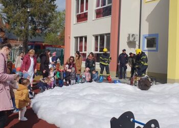 Vršački predškolci upoznali vatrogasce