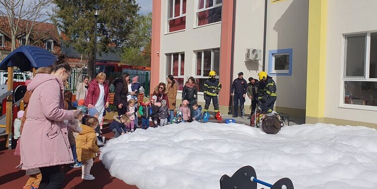 Vršački predškolci upoznali vatrogasce