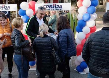 Vršac spreman za izbore: Aktivisti SNS razgovarali sa građanima u centru grada