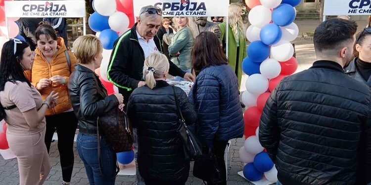 Vršac spreman za izbore: Aktivisti SNS razgovarali sa građanima u centru grada