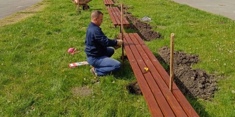Hajdučica: Radna akcija meštana, postavljene klupe na igralištu