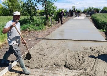 Solidarnost u Lokvama: Mesna zajednica i meštani zajedno betonirali stazu na groblju