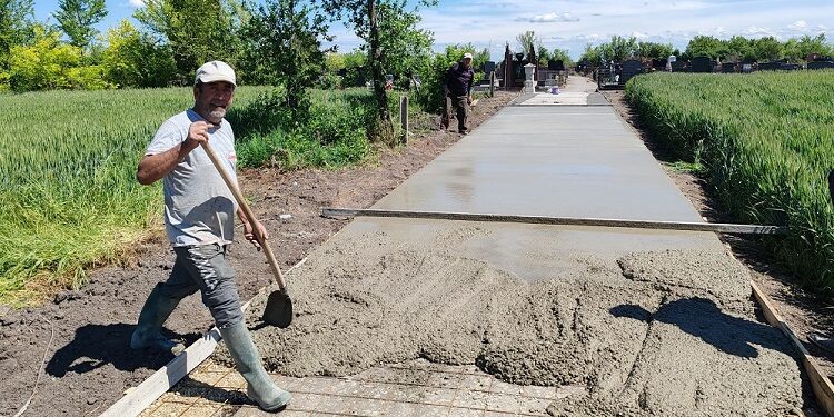 Solidarnost u Lokvama: Mesna zajednica i meštani zajedno betonirali stazu na groblju
