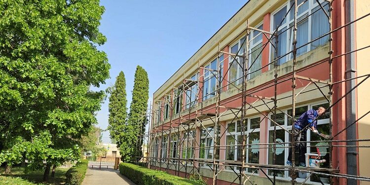 Počeli radovi na fasadi škole u Jasenovu