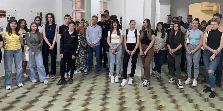 Kulturni centar Vršac: Otvorena izložba radova učenika Hemijsko medicinske škole