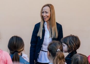 Gradonačelnica Vršca sa predškolcima iz „Kolibrija“ sadila ukrasno drveće