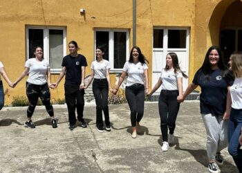 Zorana Bratić plesala sa maturantima svoje srednje škole „Dositej Obradović“