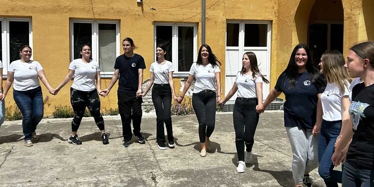 Zorana Bratić plesala sa maturantima svoje srednje škole „Dositej Obradović“