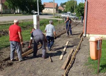 Sanacija pešačkih staza ispred Doma kulture u Hajdučici