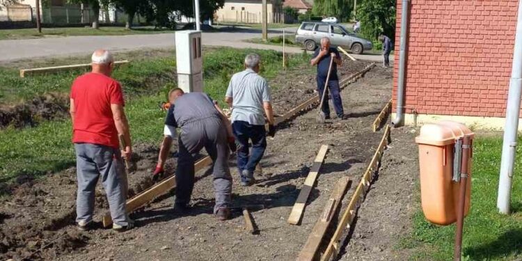 Sanacija pešačkih staza ispred Doma kulture u Hajdučici