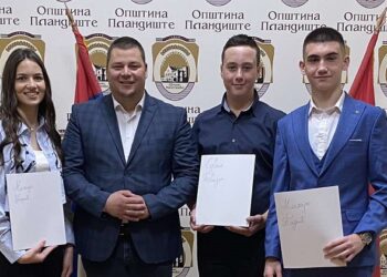 Plandište: Predsednik Repac uručio nagrade Milici, Mihajlu i Edvinu za ostvarne rezultate