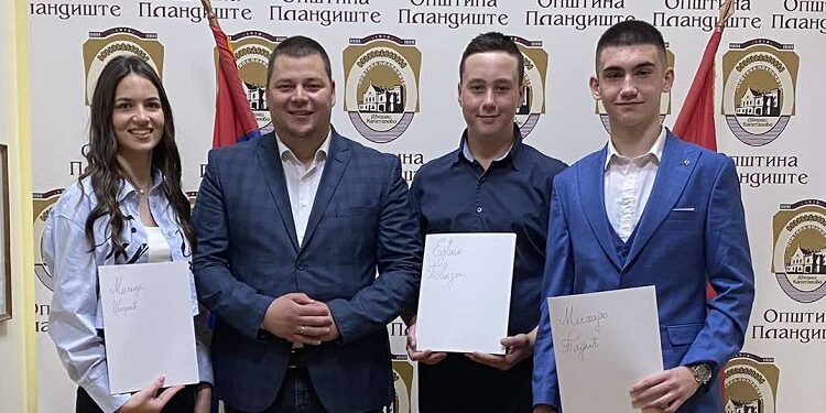 Plandište: Predsednik Repac uručio nagrade Milici, Mihajlu i Edvinu za ostvarne rezultate