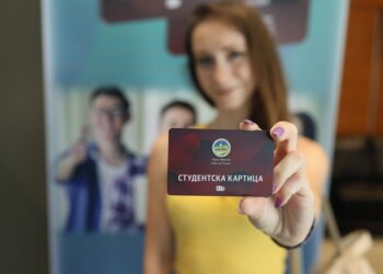 Studenti preuzimaju kartice: Hvala privrednicima što misle na budućnost Vršca, spisak popusta sve duži!