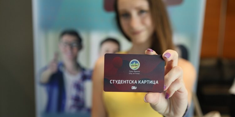 Studenti preuzimaju kartice: Hvala privrednicima što misle na budućnost Vršca, spisak popusta sve duži!