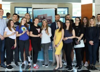Studenti preuzimaju kartice: Hvala privrednicima što misle na budućnost Vršca, spisak popusta sve duži!
