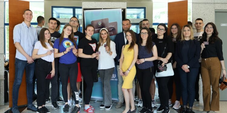Studenti preuzimaju kartice: Hvala privrednicima što misle na budućnost Vršca, spisak popusta sve duži!