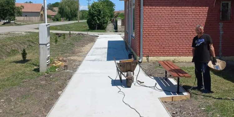 Završeni radovi na uređenju pešačkih staza kod Doma kulture u Hajdučici