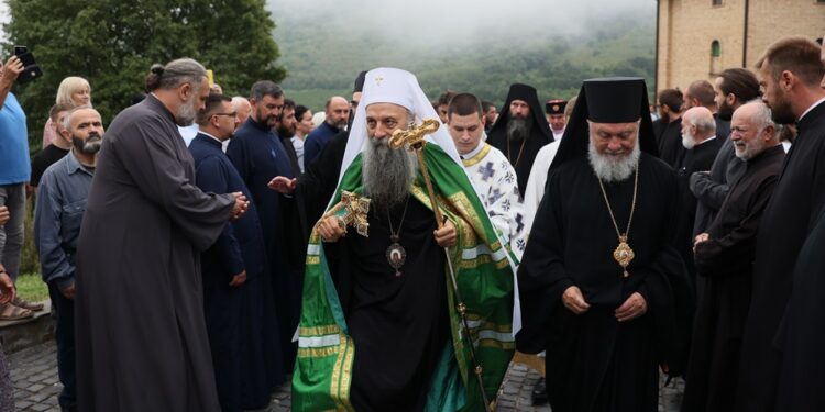 Patrijarh Porfirije osveštao novi manastirski hram Presvete Bogorodice Trojeručice u Malom Središtu