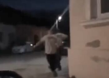 Uznemirujuć video iz Gudurice širi se društvenim mrežama: Maloletnici napali bolesnog čoveka