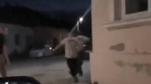 Uznemirujuć video iz Gudurice širi se društvenim mrežama: Maloletnici napali bolesnog čoveka