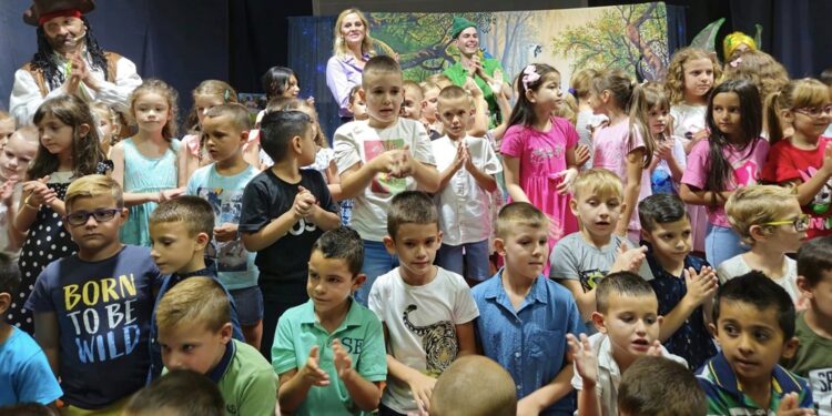 Prijem i predstava za đake prvake u Beloj Crkvi
