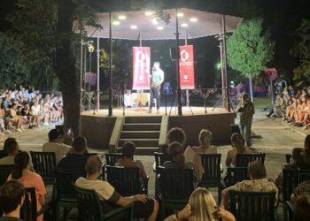 Vršačko kulturno leto: Odigrana predstava “Beskompromisni stand up” Semira Gicića