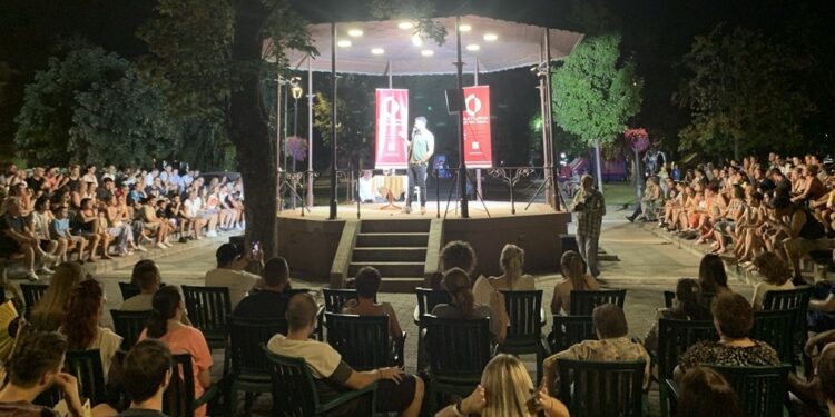 Vršačko kulturno leto: Odigrana predstava “Beskompromisni stand up” Semira Gicića
