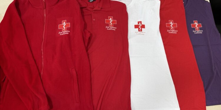Pomoć Opštine: Zaposleni u Domu zdravlja Alibunar dobili nove uniforme