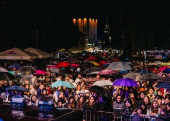 Trg pun uprkos kiši: Veliko interesovanje za koncerte Nataše Bekvalac i Vlada Geogieva