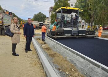 Finiširaju se radovi vredni 632 miliona: Novi asfalt u Glavnoj ulici u Beloj Crkvi (VIDEO)