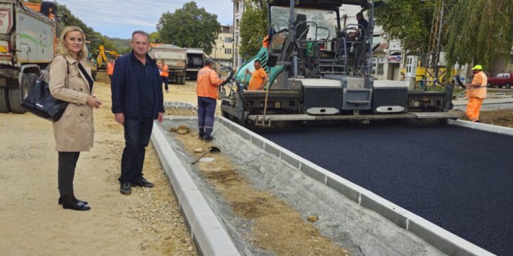 Finiširaju se radovi vredni 632 miliona: Novi asfalt u Glavnoj ulici u Beloj Crkvi (VIDEO)