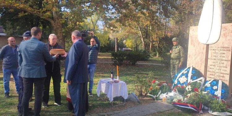 Udruženje ratnih i vojnih invalida Mitrovdan obeležilo kod spomenika palih boraca