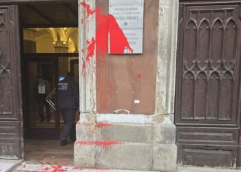 Gde vodi opoziciono laganje naroda? Baka bacila crvenu farbu na Gradsku kuću u Vršcu!