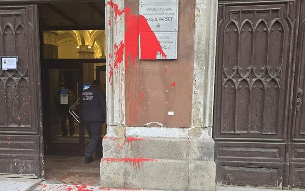 Gde vodi opoziciono laganje naroda? Baka bacila crvenu farbu na Gradsku kuću u Vršcu!