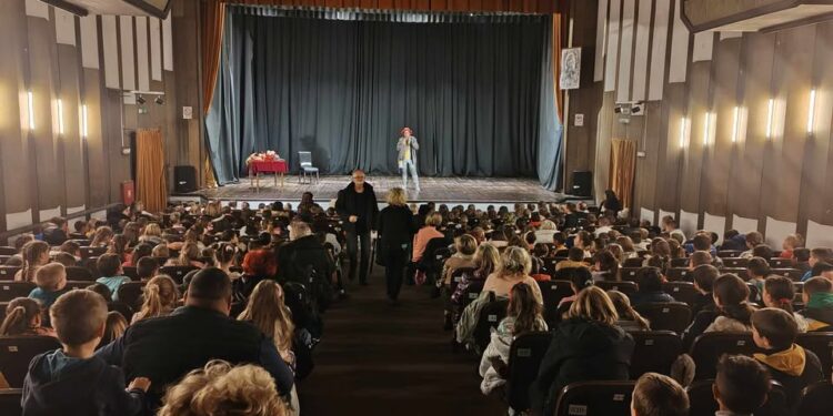 Plandište: Prepuna sala bioskopa na predstavi o sprečavanju vršnjačkog nasilja