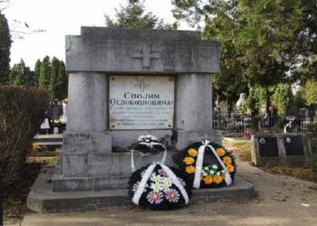 Parastosom i polaganjem venaca na spomenik Oslobodiocima obeležen Dan oslobođenja