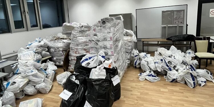 Karavan sa novogodišnjim paketićima i Deda Mrazom kreće po selima
