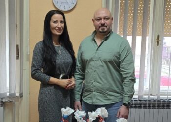 Grad Vršac uručio Opštoj bolnici novogodišnje paketiće za novorođene bebe