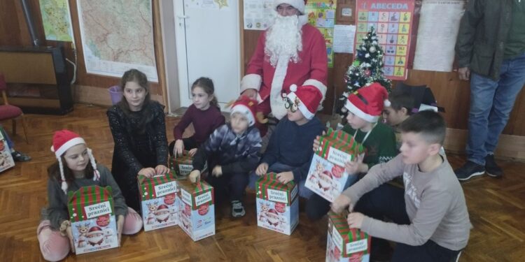 Novogodišnji karavan posetio decu u Miletićevu