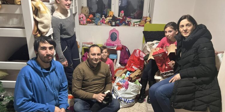 Savet za mlade Opštine Alibunar posetio samohranog oca tri predivne devojčice iz Ilandže